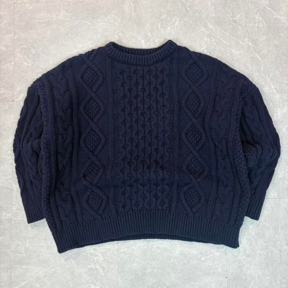 GAP Navy blue cable knit sweater #cableknit #knitwear